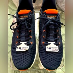 NWT Skechers Hands Free Swift Fit Sneakers. Size 10.